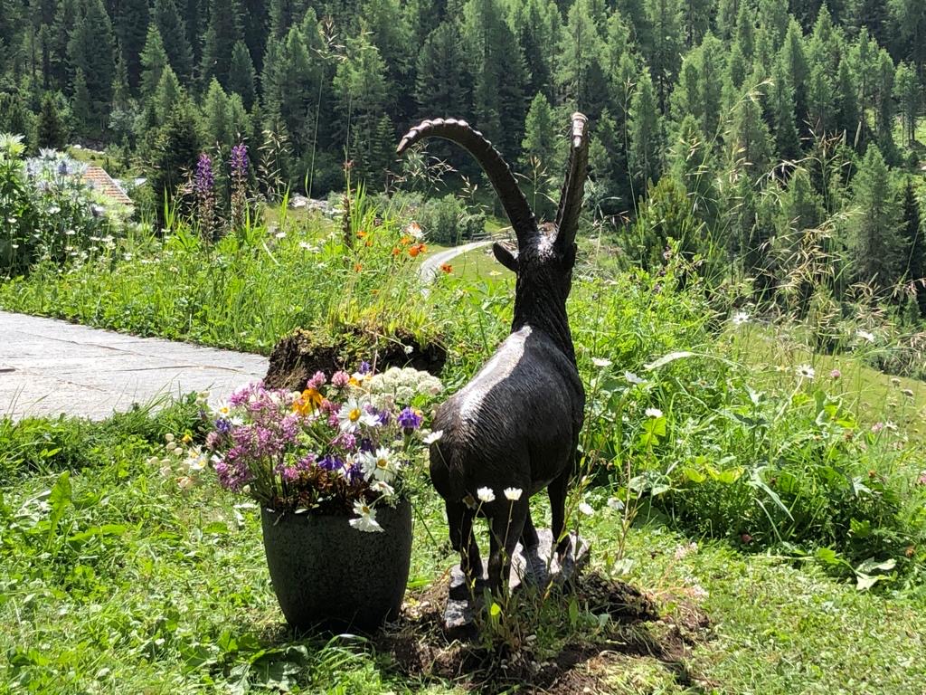 Bronzesteinbock Grab